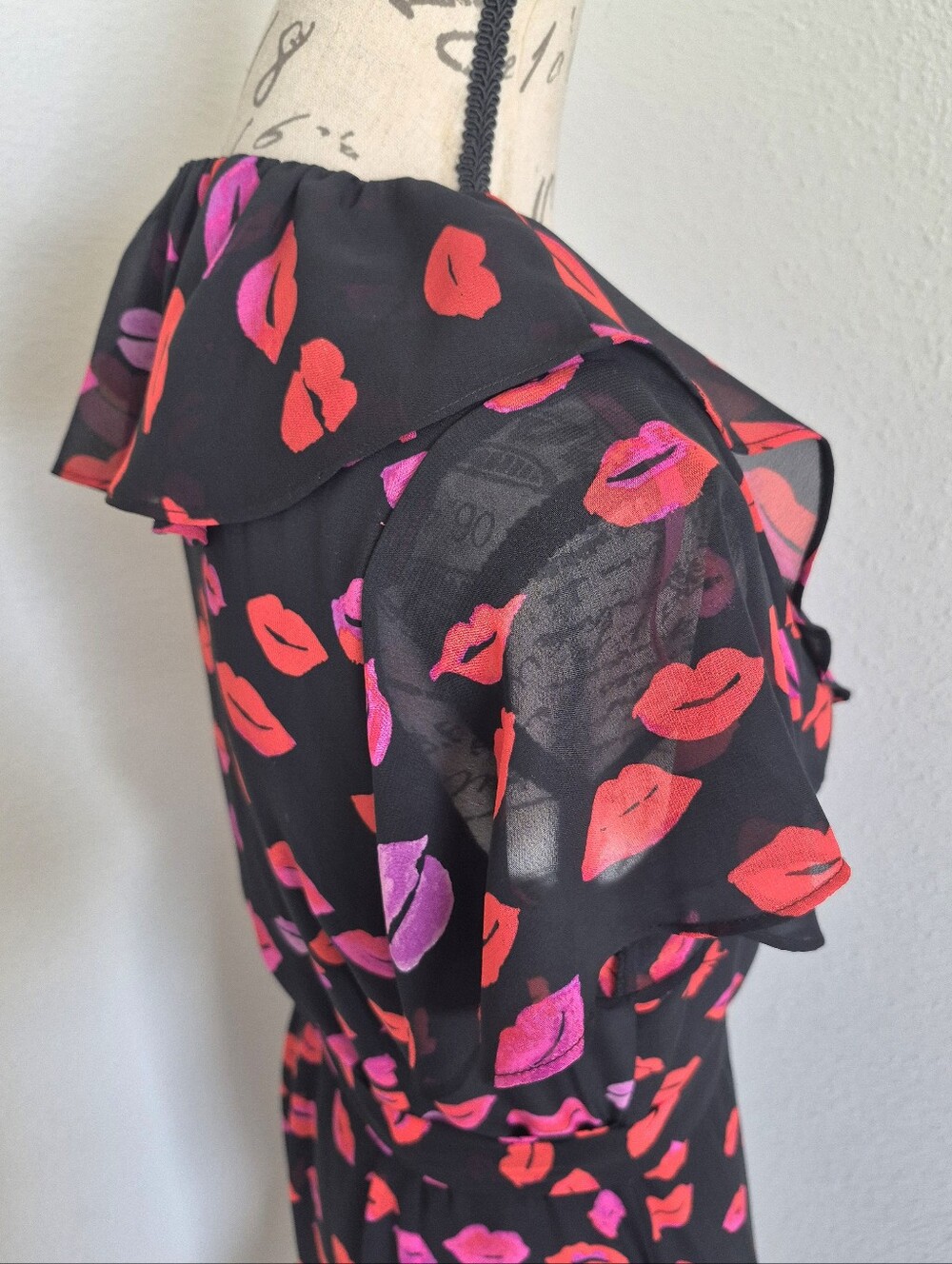 Betsey Johnson Red Kiss Lip Print Wrap Dress Size 12 Ruffle Cocktail party NWT - Picture 13 of 14